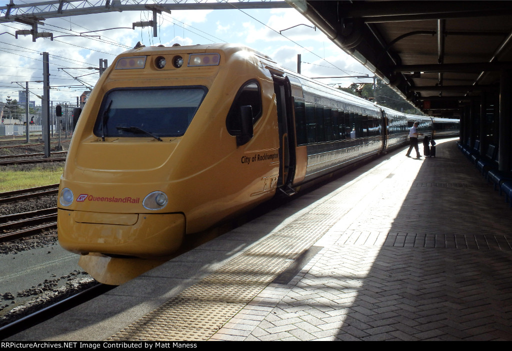 Another train arriving for long distance service